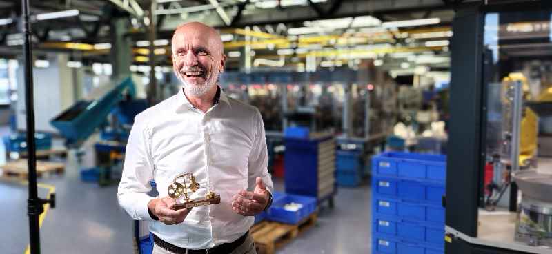 Bernd Hotze, Vorstand für Vertrieb, Entwicklung und Marketing mit dem der HUMMEL AG 2026 verliehenen Jobmotor-Preis. Bildquelle: Hummel AG