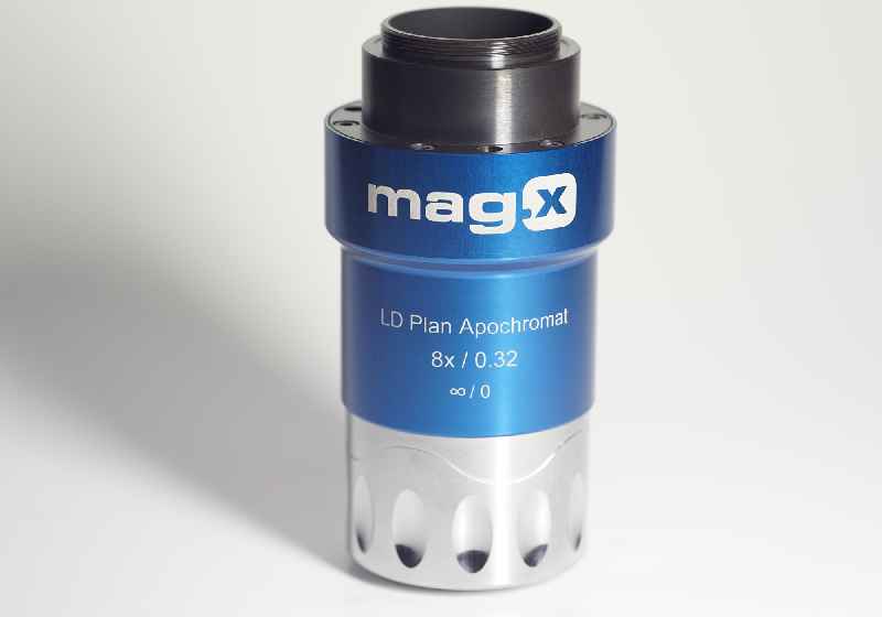 Das mag.x 8X/0.32 PLAN APO ermöglicht einen hohen Durchsatz und liefert hochauflösende Bildgebung für die Inspektion von Halbleitern, Advanced Packaging, Flachbildschirmen und Präzisionselektronik