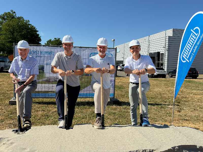 Beim Spatenstich für die Werkserweiterung (v.l.): Helmut Hummel, Holger Hummel, Bernd Hotze (CSO/CTO) und Patrick Kemper (COO/CFO) Bildquelle: Hummel AG